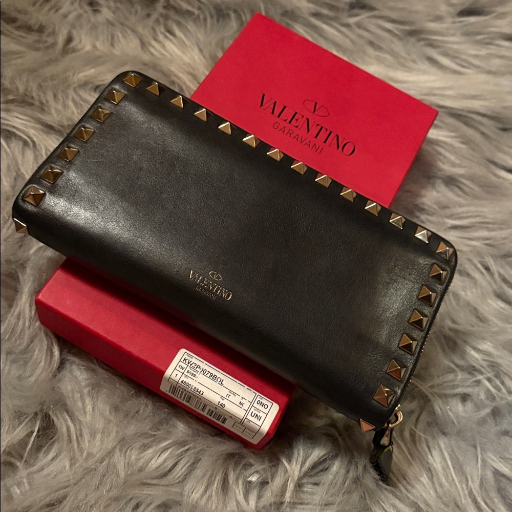 Valentino Garavani Rockstud zip long Wallet (Gold Studs)+box 12plus card slots